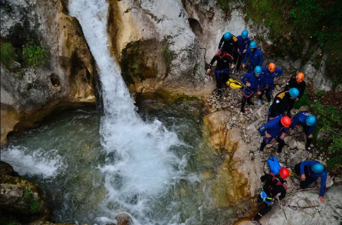 Uji Adrenalin Wisata Canyoning di Jawa Tengah dengan View Memuaskan