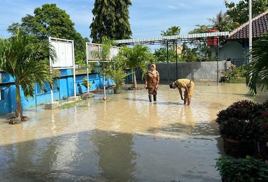 Terkepung Banjir, SMPN 3 Bulakamba Brebes Terpaksa Terapkan Pembelajaran Daring