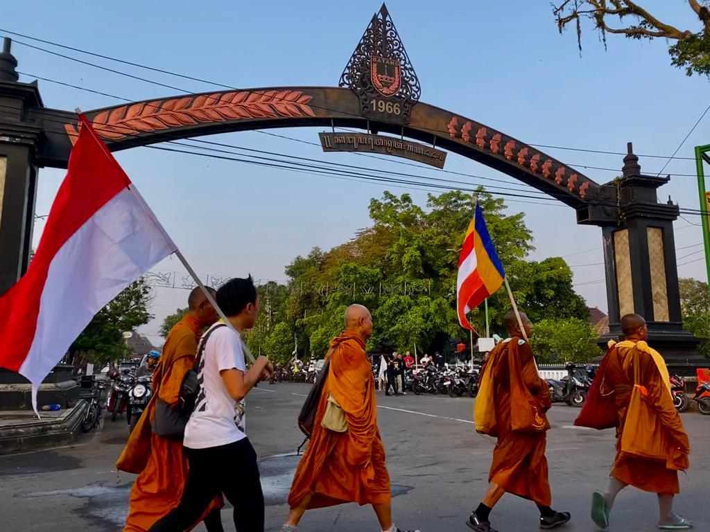 Biksu Thailand Bawa 3 Bendera saat Ritual Thudong, Ternyata Ini Maknanya