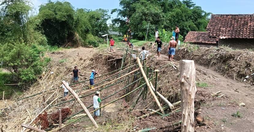 Tanggul Sungai Cisanggarung di Desa Babakan Brebes Longsor, Warga Khawatir Ada Longsor Susulan