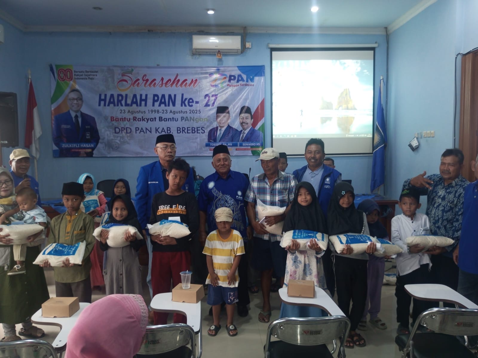 Anggota DPRD Brebes Bagi 2.700 Paket Bantuan Pangan