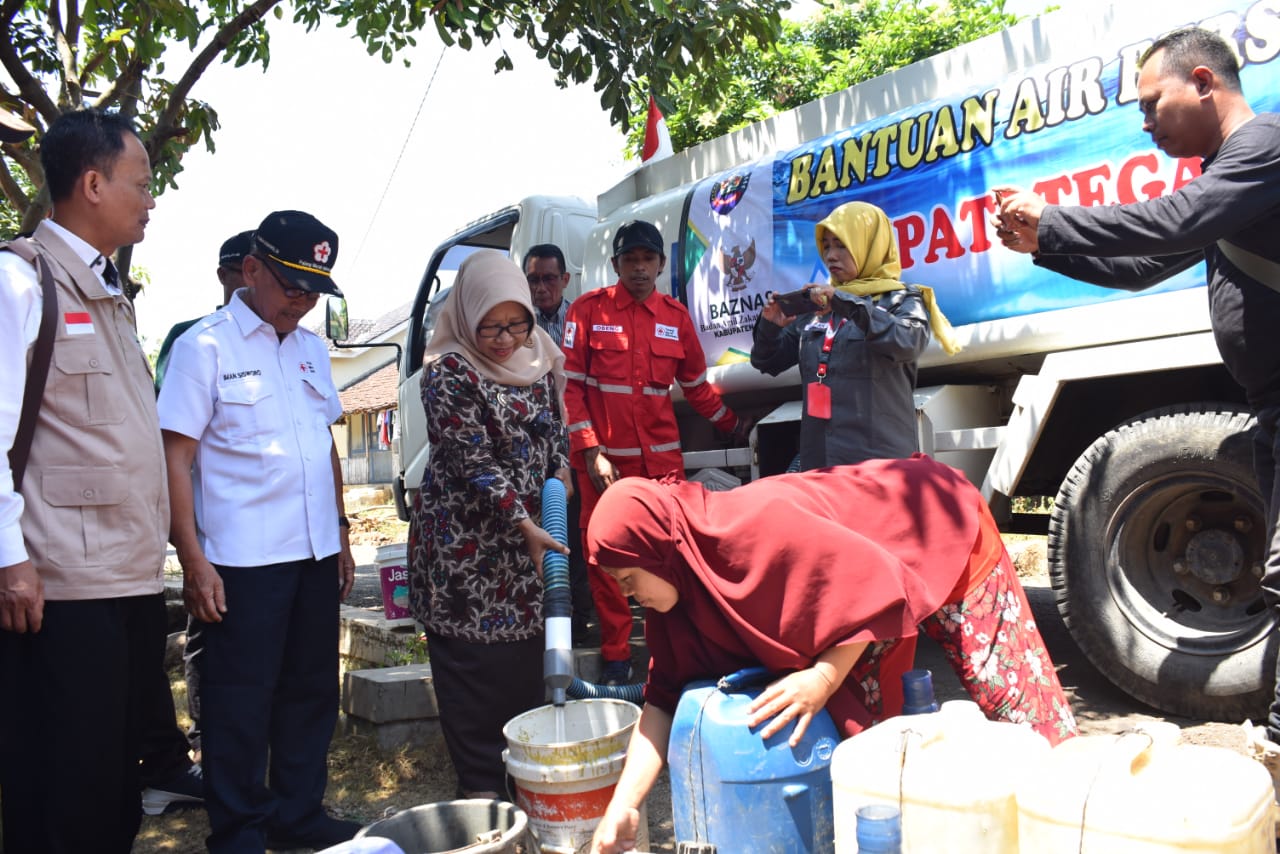 Kabupaten Tegal Krisis Air Bersih, 108 Ribu Liter Air Disalurkan Bupati Gandeng PMI dan Baznas   