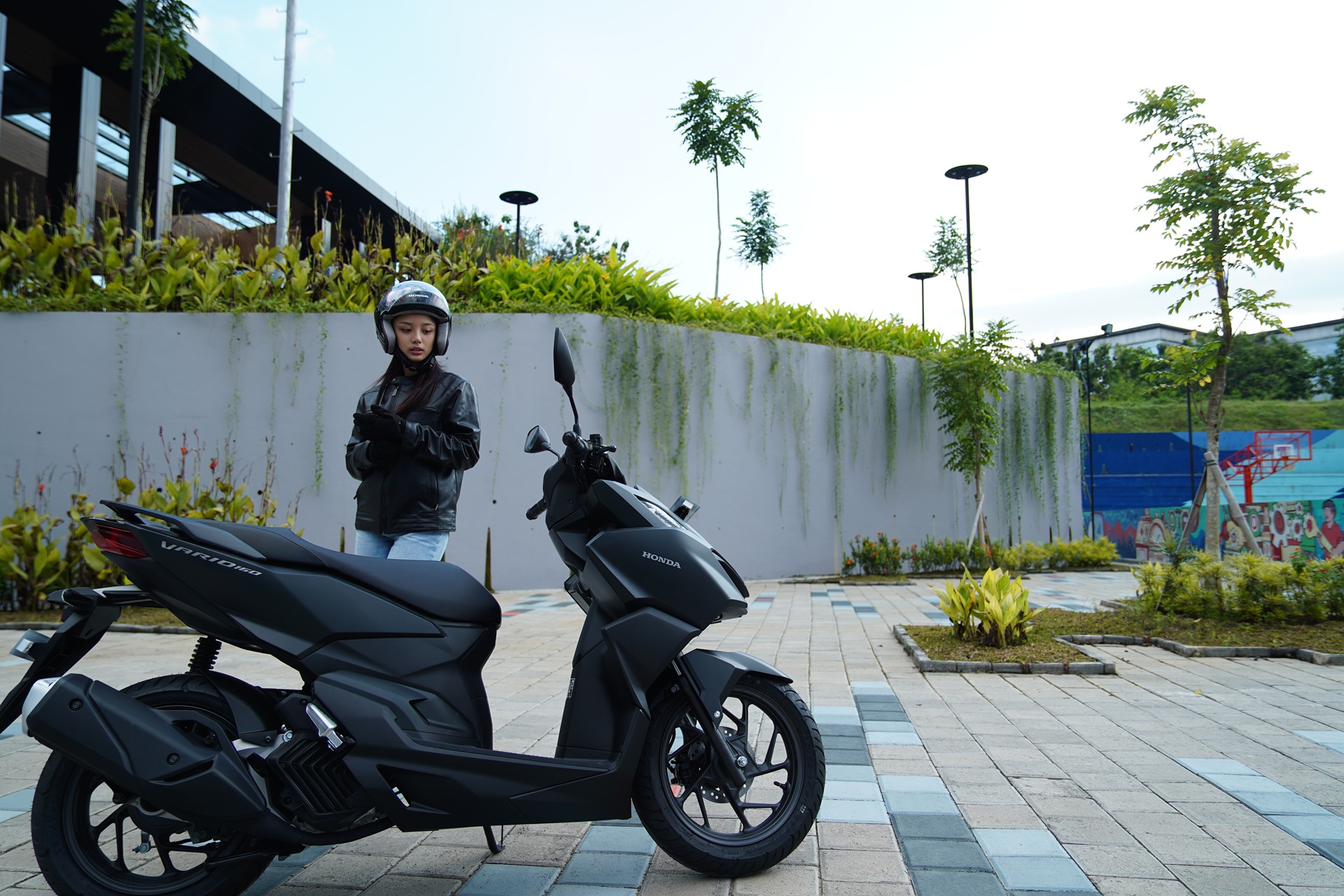 Penting Bagi Perempuan Pemula! Ini Hal Dasar yang Perlu Dipelajari Sebelum Naik Motor   