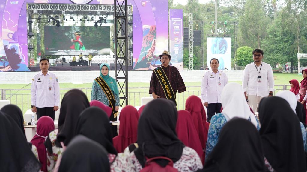 Bicara di Pesta Rakyat Slawi Ageng 2025, Paman Gong : Wujudkan Mimpi, Mulailah dengan Membaca