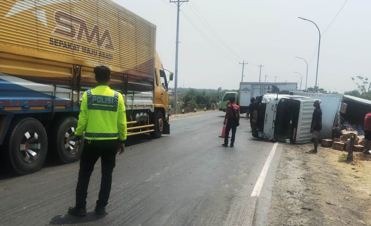Hindari Motor, Truk Box Terguling di Jalingkut Margadana Tegal