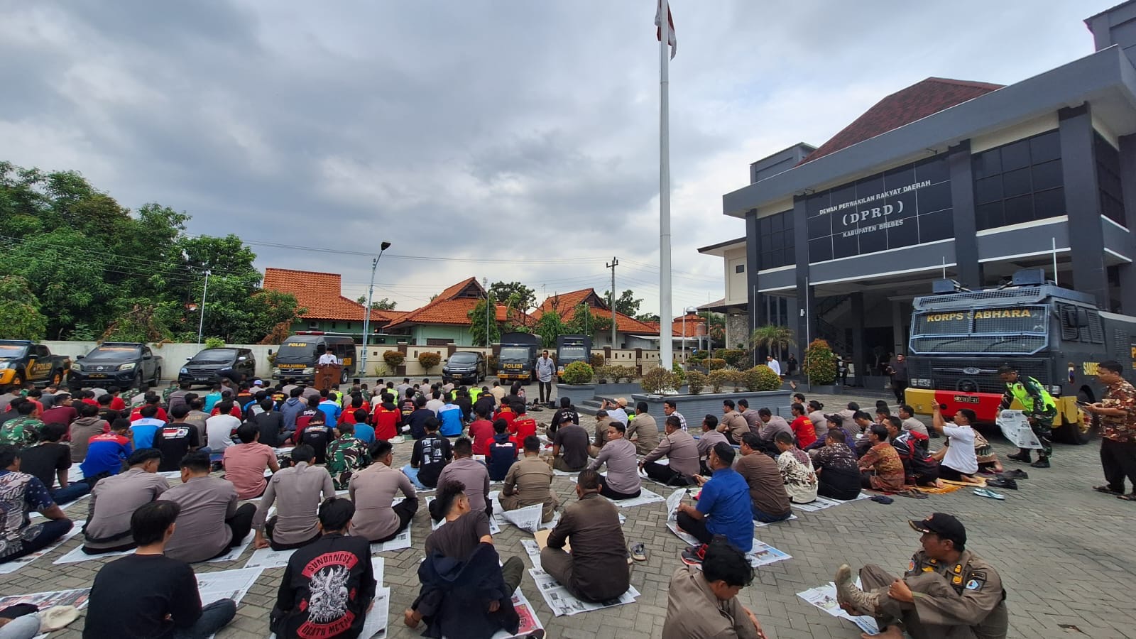 Demo di Brebes, Anggota DPRD Buruh dan Aparat Keamanan Jumatan Bersama