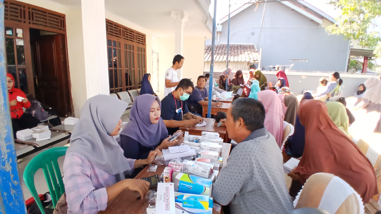 Ratusan Warga Ikut Pengobatan Gratis yang Digelar PDI Perjuangan Brebes