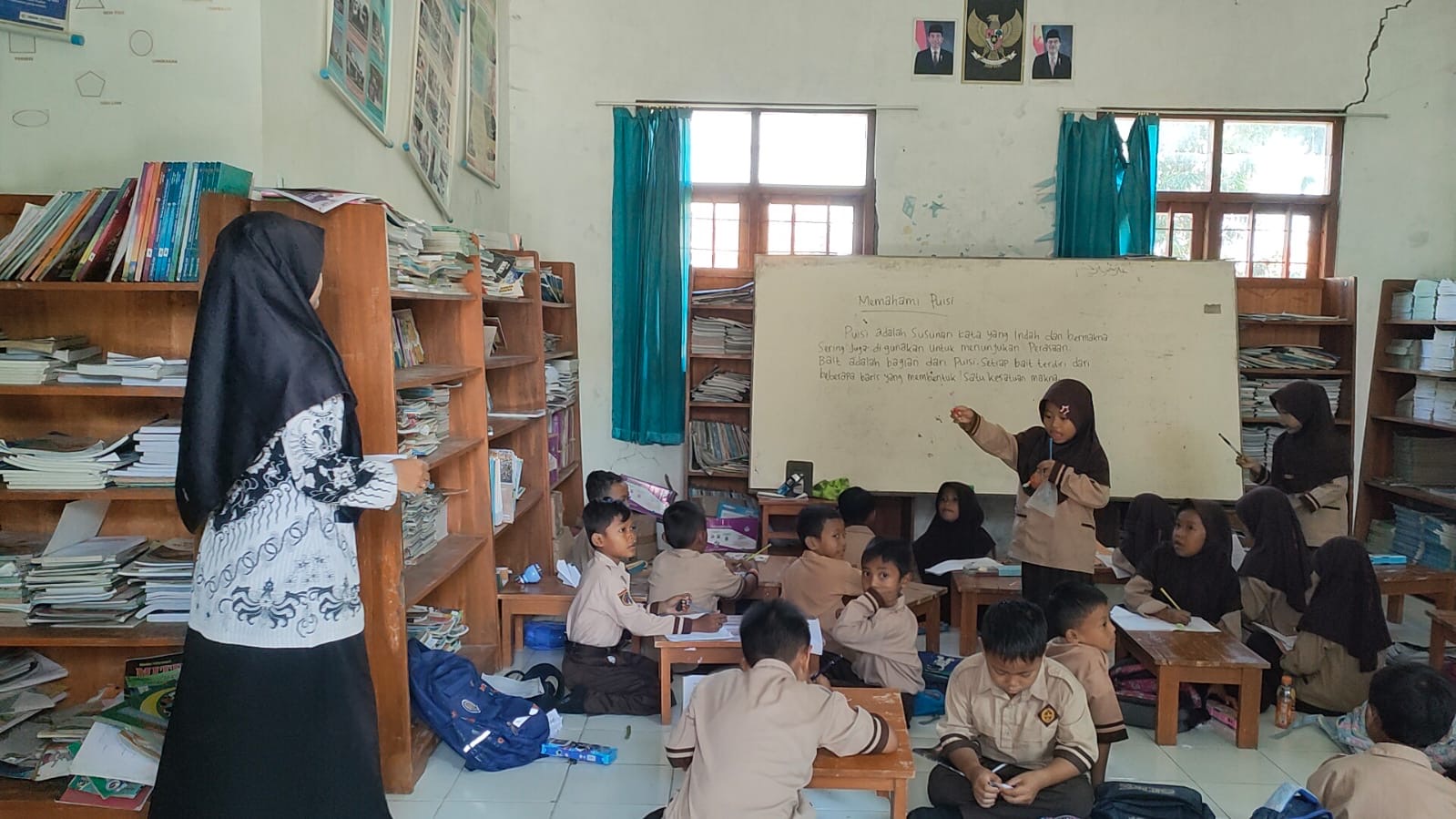 Kekurangan Kelas, Siswa SD di Brebes Belajar dengan Lesehan di Musala dan Perpustakaan