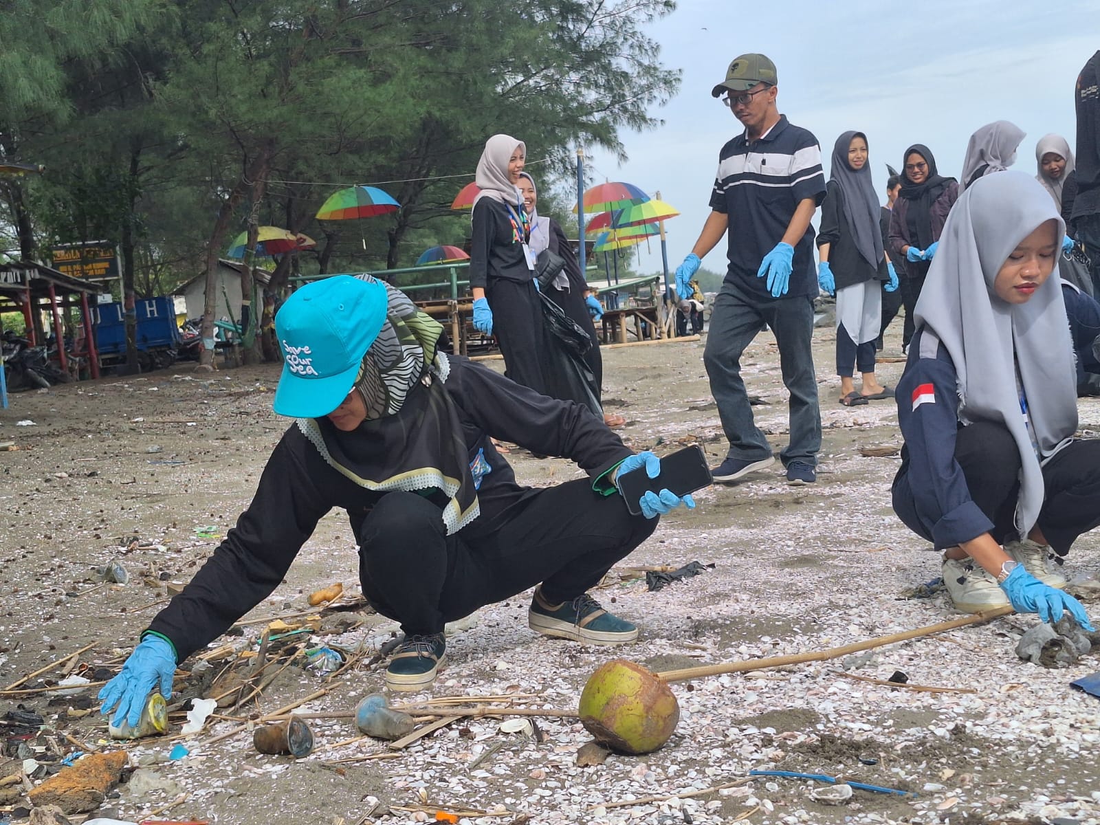 HIMASI UPS Bersih Sampah Pantai Kampung Tirang Tegal Bersama DLH