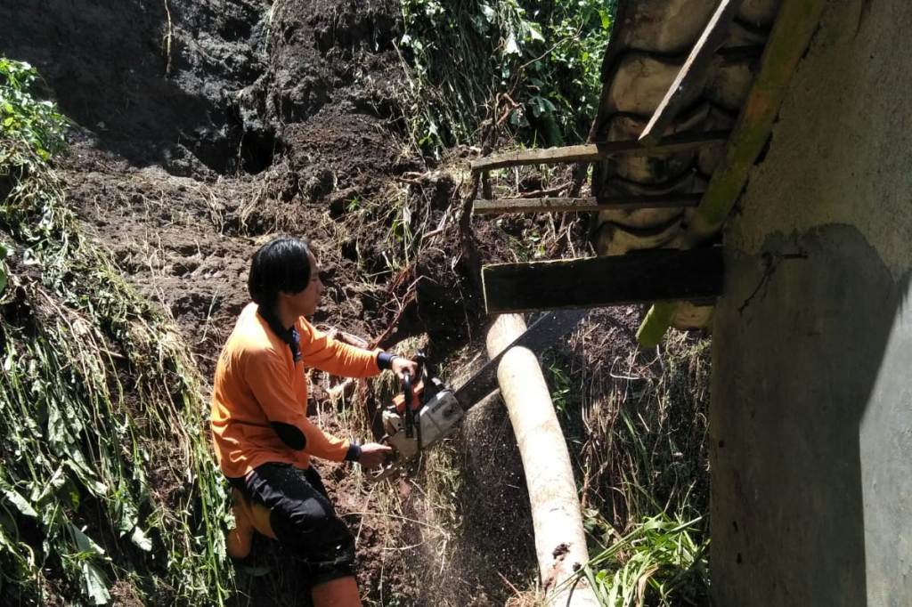 Hujan Picu Serangkaian Bencana Longsor di Brebes, Rumah Warga Rusak, Lalu Lintas Jalan Provinsi Terhambat