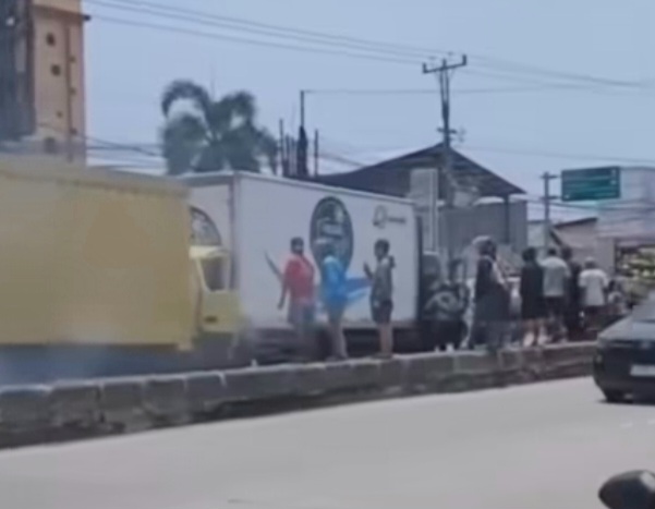 Diduga Sopir Mengantuk, Truk Box Tabrak 3 Kendaraan di Lampu Merah Blandong Comal