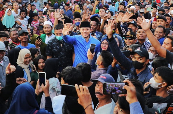 Safari Ramadan di Brebes, AHY Dikerubuti Emak-Emak: Salam Rindu dari Bapak SBY