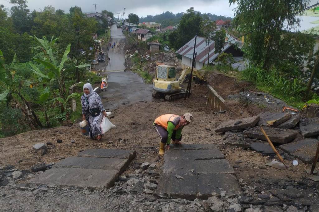 Membahayakan, Badan Jalan Amblas Semeter, Lebar Retakan 40cm, Ruas Bumiayu-Tuwel Belum Tertangani