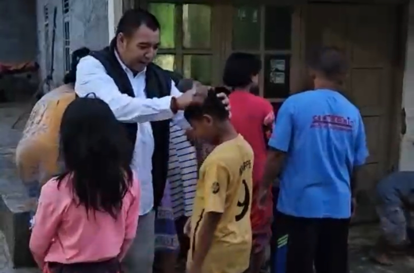 Bersama Pemkab, Anggota DPRD Brebes Pamor Wicaksono Bagikan Sembako ke Korban Banjir