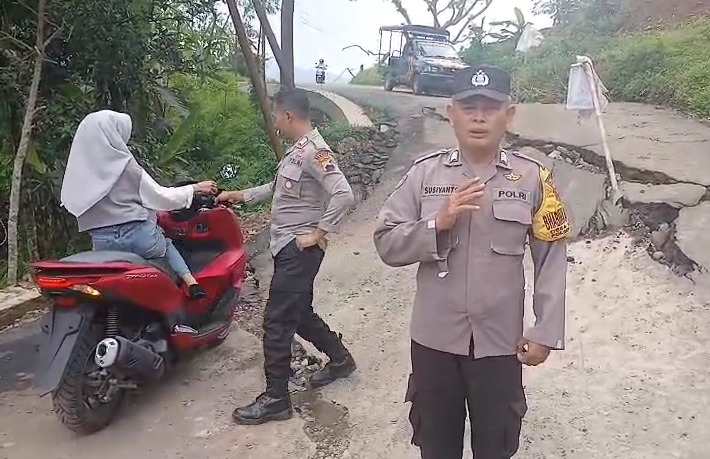 Jalan Raya Batunyana-Danasari Tegal Amblas Sedalam 1 Meter, Arus Lalu Lintas Dialihkan