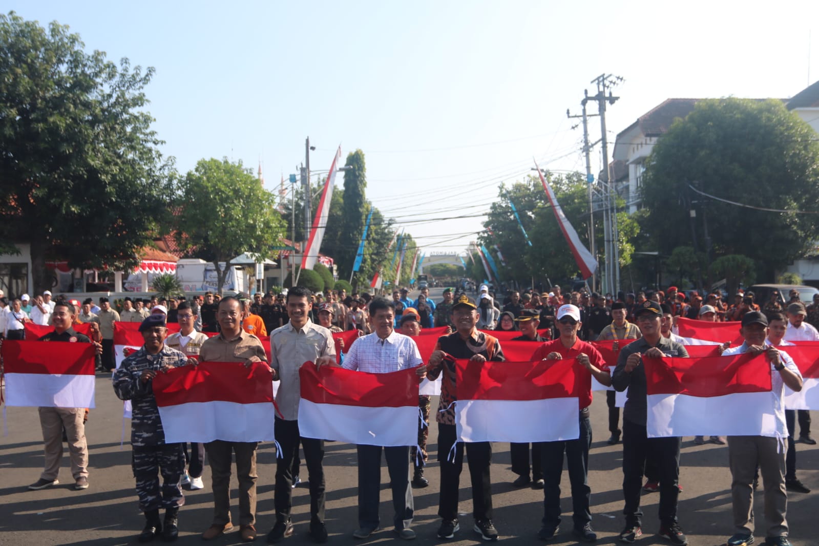 Sambut HUT ke-79 RI, Pemkot Tegal Bagi-bagi 2.800 Bendera Merah Putih