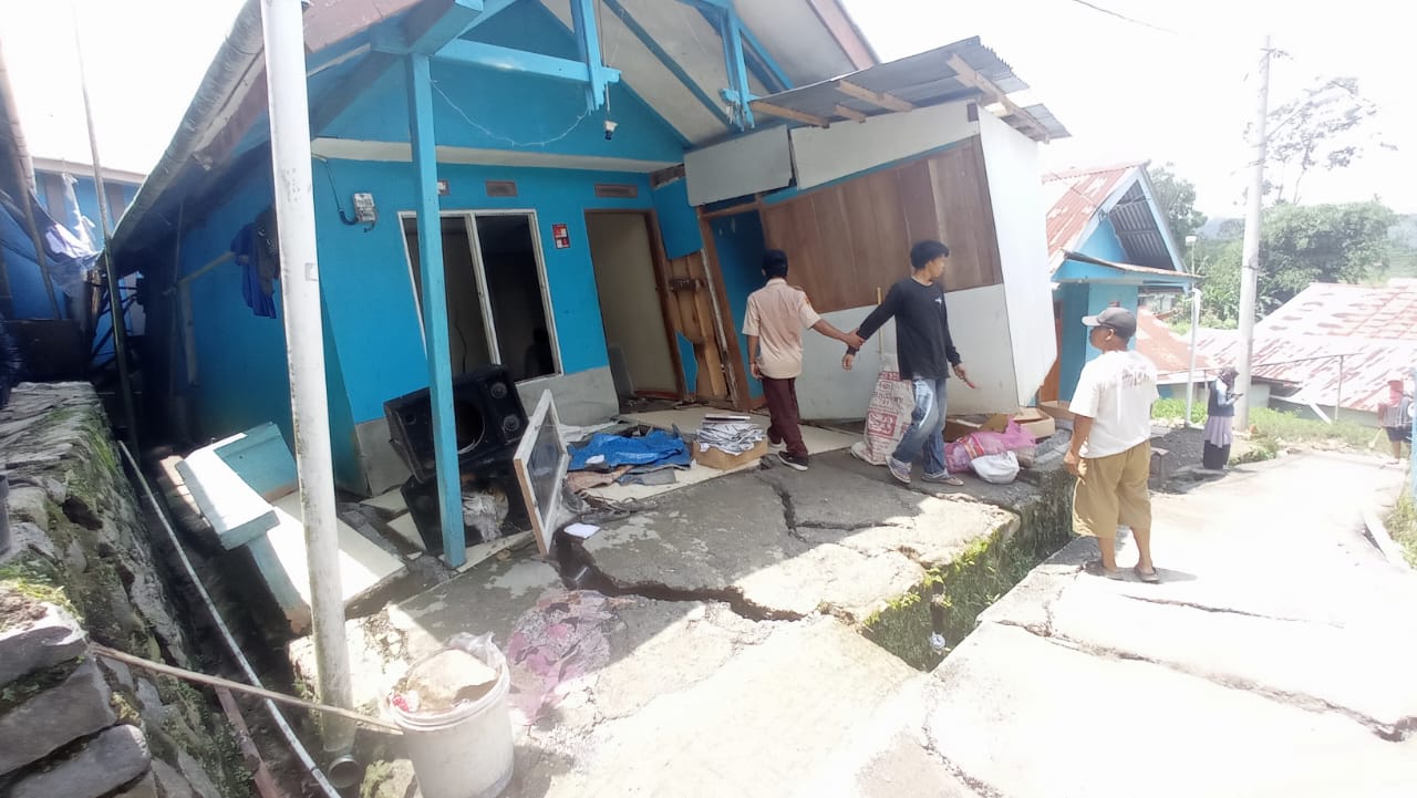 Bencana Tanah Bergerak di Brebes, 35 Rusak Berat