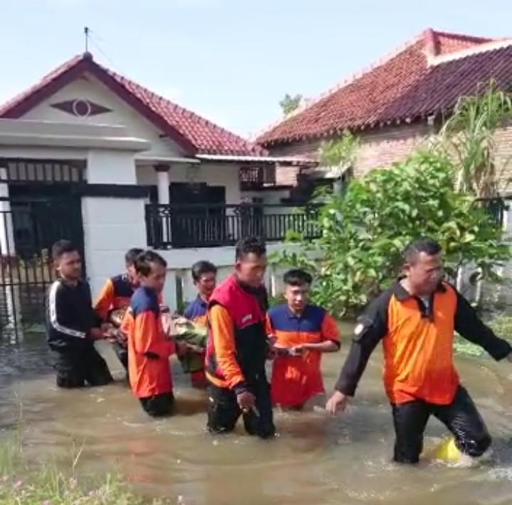 Nenek Berusia 80 Tahun Terjebak Banjir di Kecamatan Margadana Kota Tegal, Tim BPBD Segera Lakukan Evakuasi