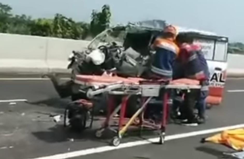 BREAKING NEWS! Ambulance DPW PKS Jabar Kecelakaan di Tol Pemalang-Batang, 2 Orang Dikabarkan Meninggal Dunia