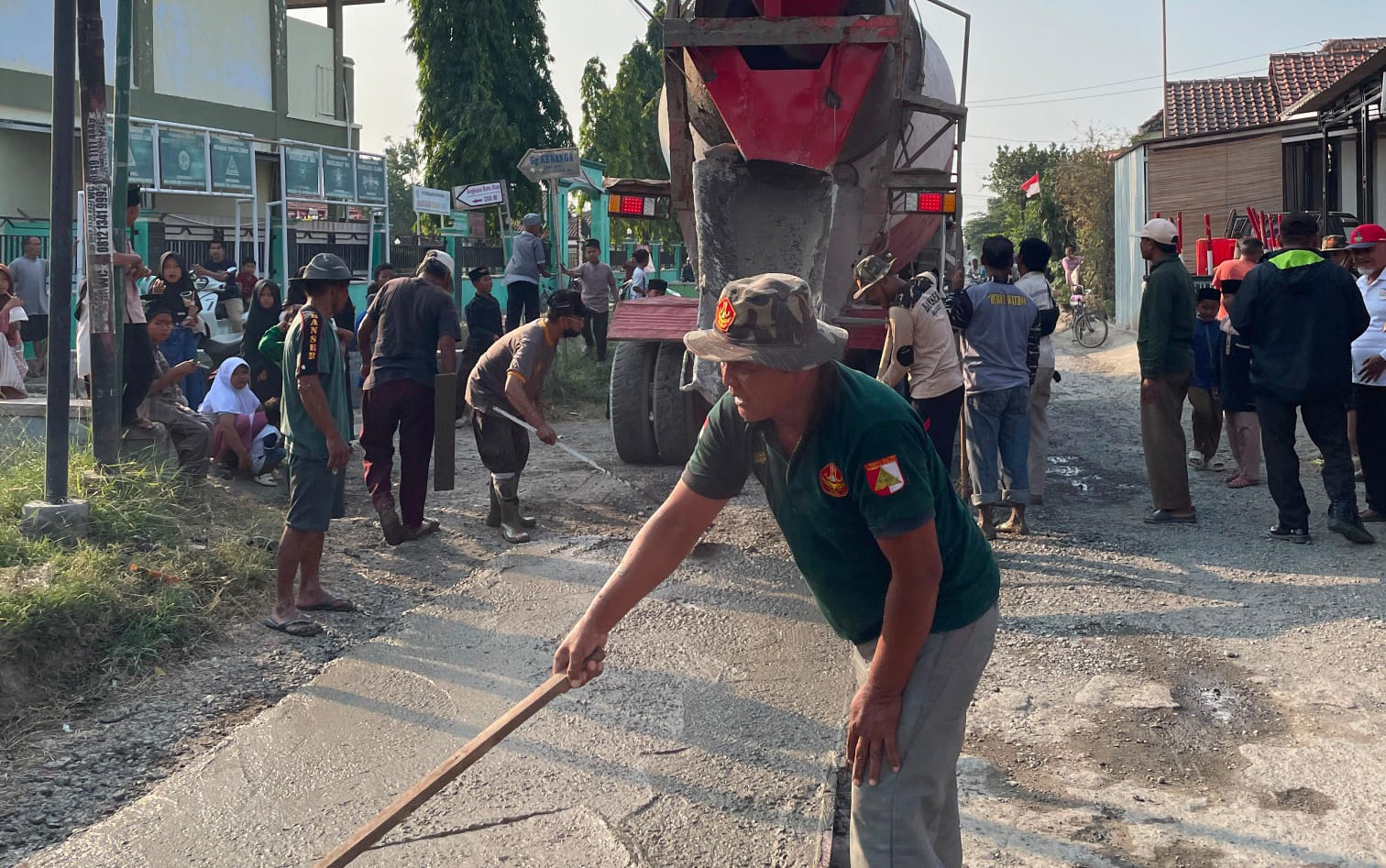 Tak Kunjung Diperbaiki, Warga Slatri Swadaya Cor Jalan di Brebes 