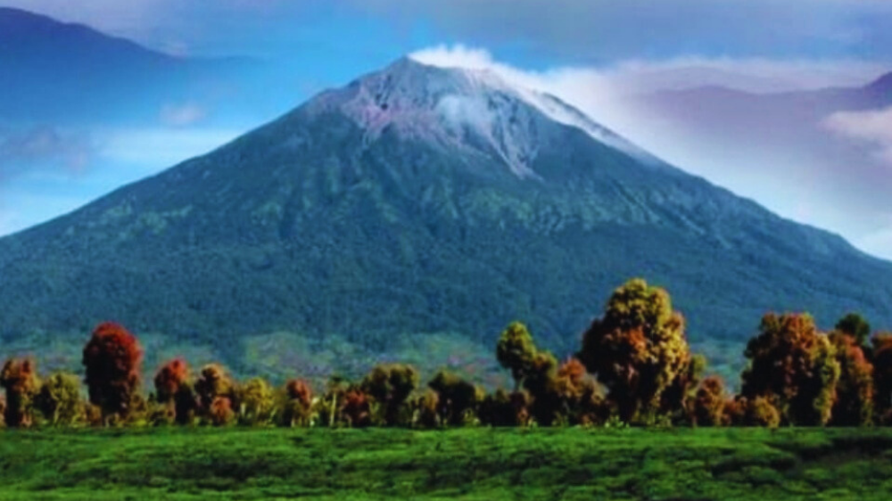 Mulai dari Singgasana Nini Pelet Hingga Sarang Harimau Bermata Satu, Ini 5 Mitos Gunung Ciremai