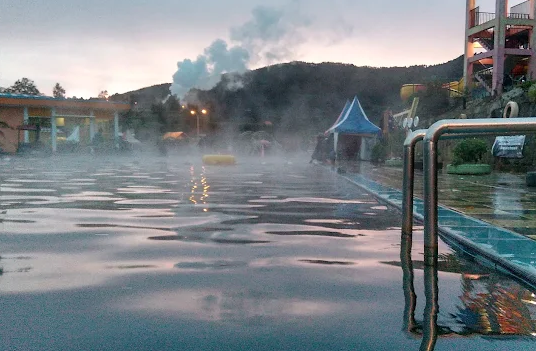 Relaksasi di Atas Awan, Daftar Pemandian Air Hangat Dieng yang Wajib Dicoba