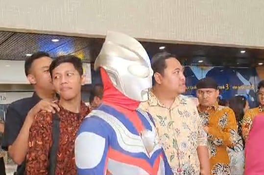 Viral! Jamaludin Malik Pakai Kostum Ultraman saat Pelantikan di Sidang DPR/MPR/DPD RI, Netizen Langsung Kritik