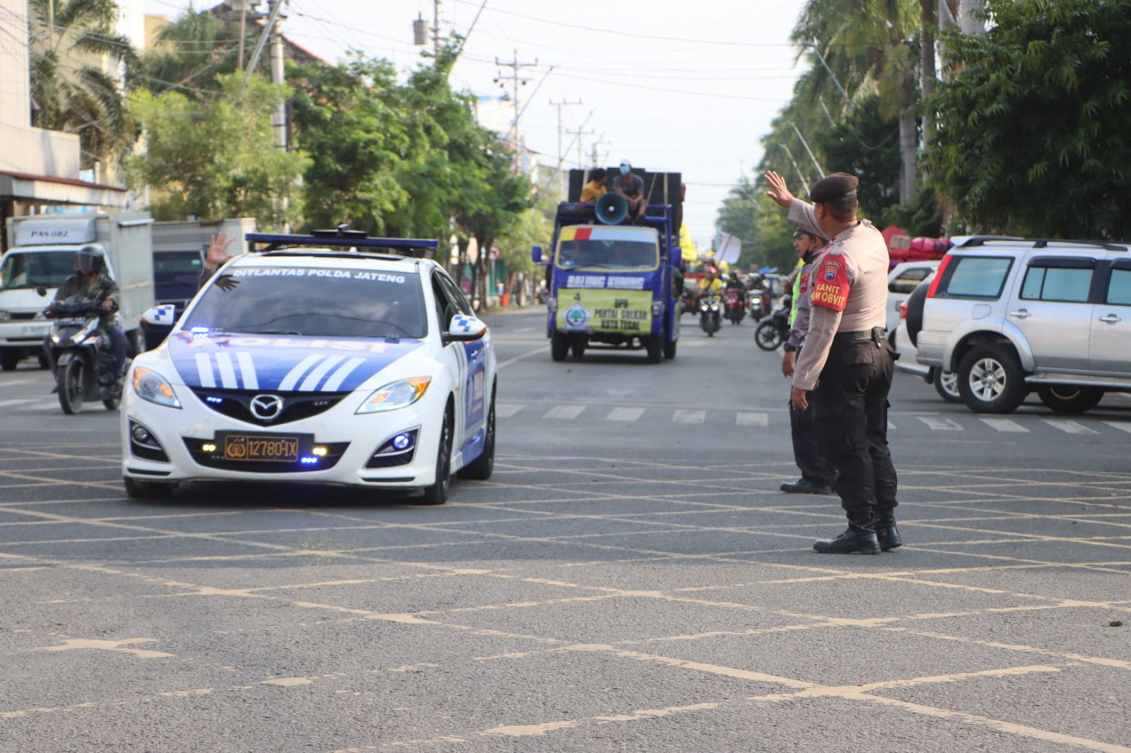 Polisi Amankan Pawai Kendaraan Parpol Peserta Pemilu 2024 di Tegal