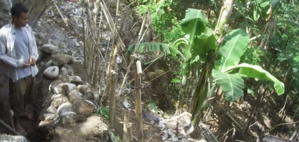 Tebing Sungai Cidadap Brebes Setinggi 14 Meter Retak dan Rawan Longsor, Warga Ketakutan  