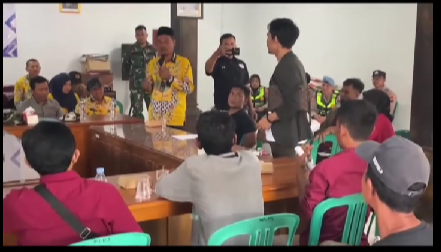 Warga Desa Randumuktiwaren Datangi Balai Desa, Tuntut Pengunduran Diri Kepala Desa