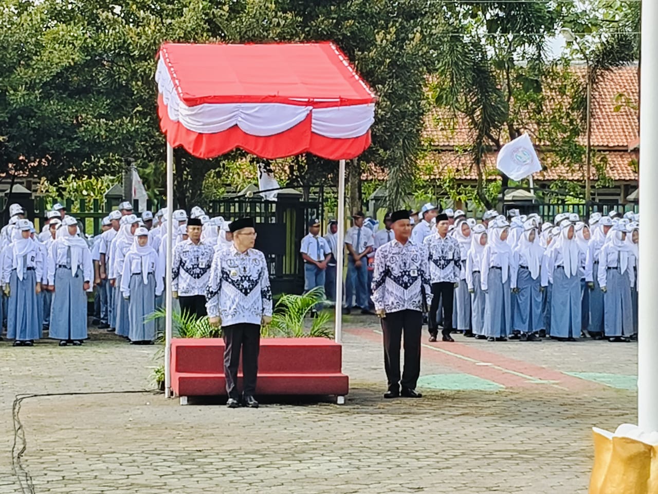 Pj Bupati Tegal Pimpin Upacara Peringatan HUT PGRI dan Hari Guru Nasional di SMAN 3 Slawi 