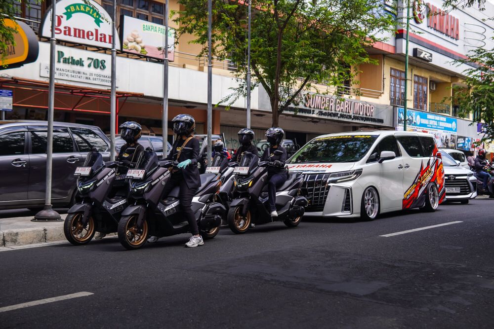 Hari Pelanggan Nasional, Yamaha Antar NMAX 'TURBO' Pakai Mobil Mewah untuk Konsumen