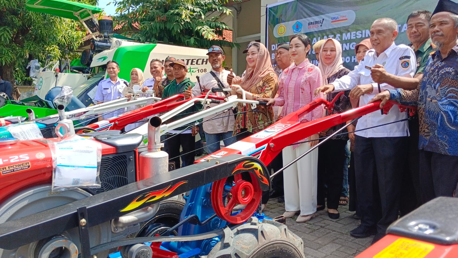Bupati Brebes Serahkan Puluhan Unit Alsintan dan Launching UPJA Mart 