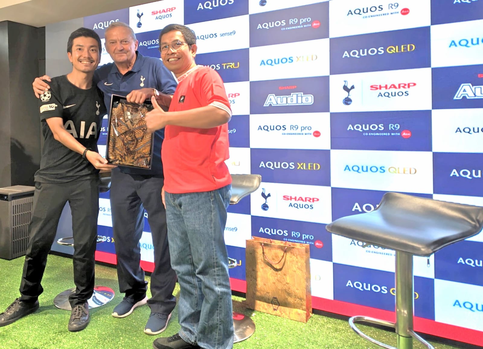 Eksklusif! Sharp Indonesia Gelar Nobar Premier League Bersama Gary Mabbutt  
