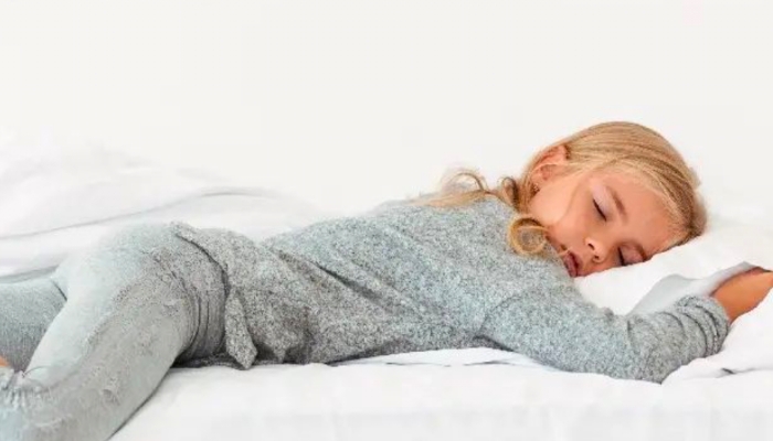 Mitos Larangan Tidur Tengkurap Kaki Diangkat ke Atas Dianggap Kurang Sopan, Kok Bisa?