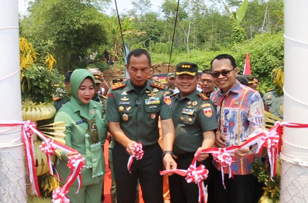 2 Jembatan Gantung Merah Putih Diresmikan Pangdam Diponegoro di Kabupaten Tegal  