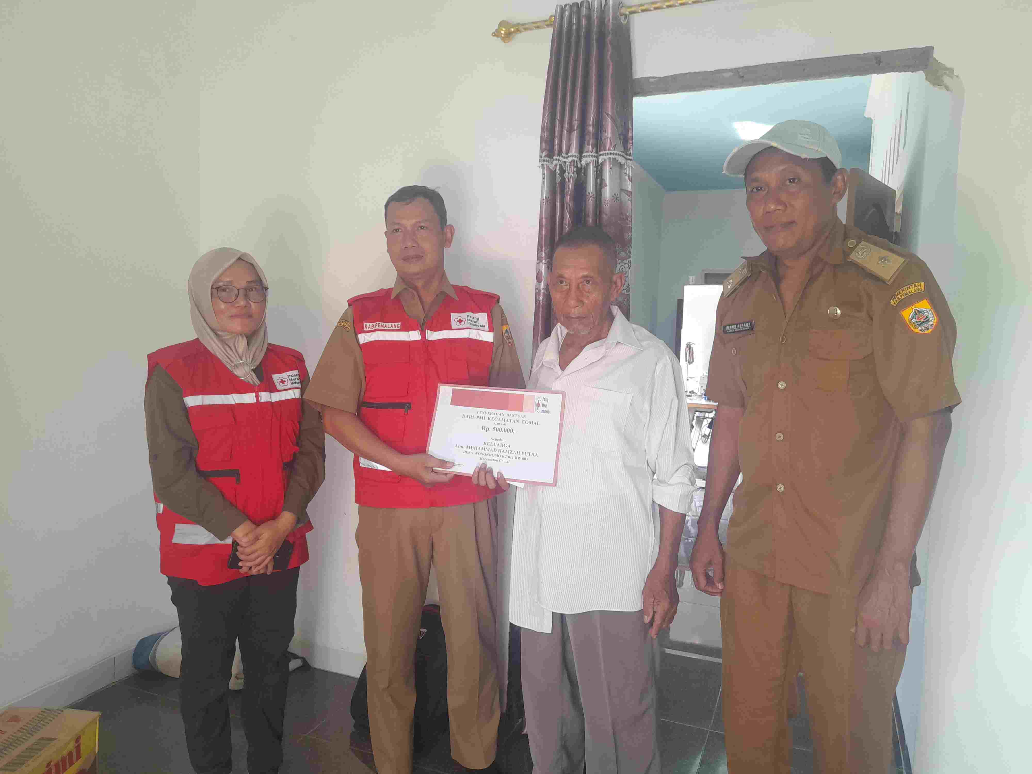 Keluarga Korban Tenggelam Kali Comal Pemalang Dapat Bantuan PMI