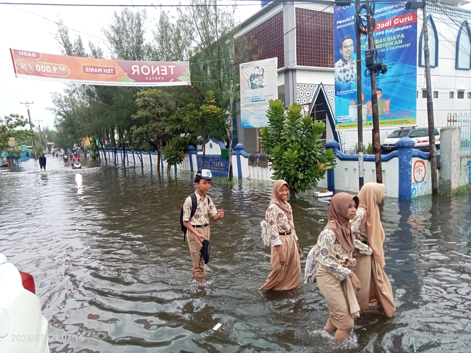 Kota Tegal Banjir, Sejumlah Siswa di Sekolah yang Terendam Terpaksa Diliburkan  