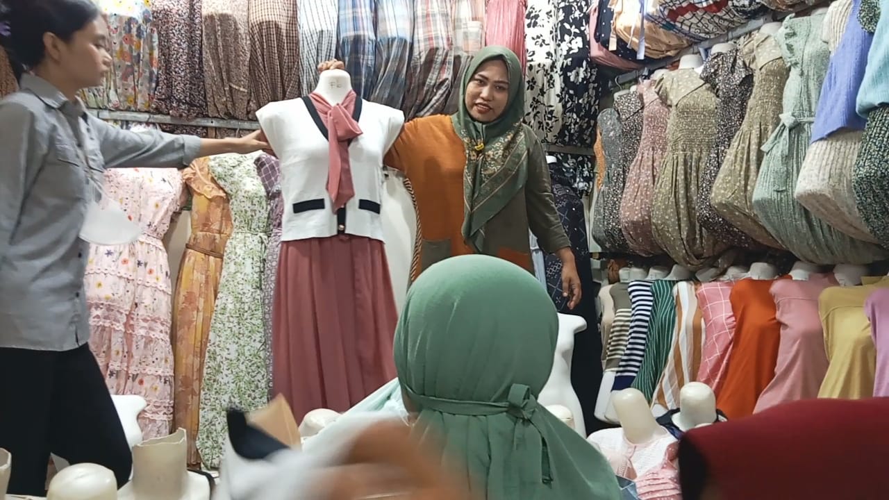 Pertengahan Ramadhan, Pedagang Busana Pasar Pagi Kota Tegal Mulai Diserbu Pengunjung 