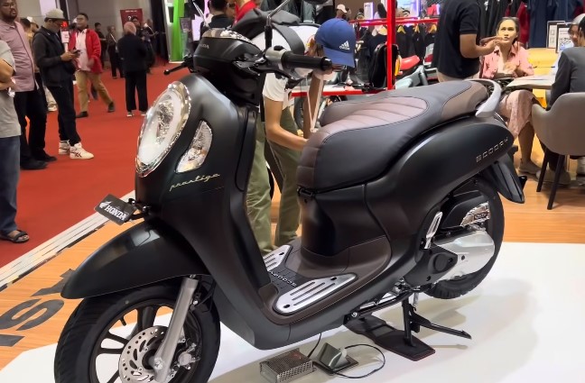 Detail Tampilan Warna Baru Honda Scoopy 2024 Prestige Black, Lebih Elegan dan Ekslusif