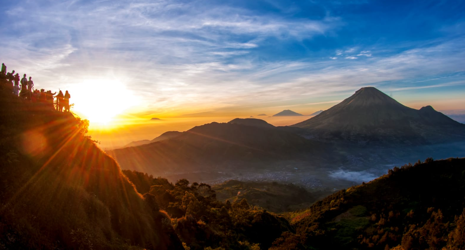 Gak Harus ke Dieng! Ini 5 Tempat Wisata Puncak di Jawa Tengah yang Pemandangannya Juara