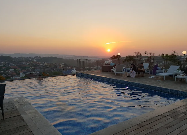 Bleu Sky Lounge Semarang, Tempat Nongkrong Malam dengan View Kota 360 Derajat