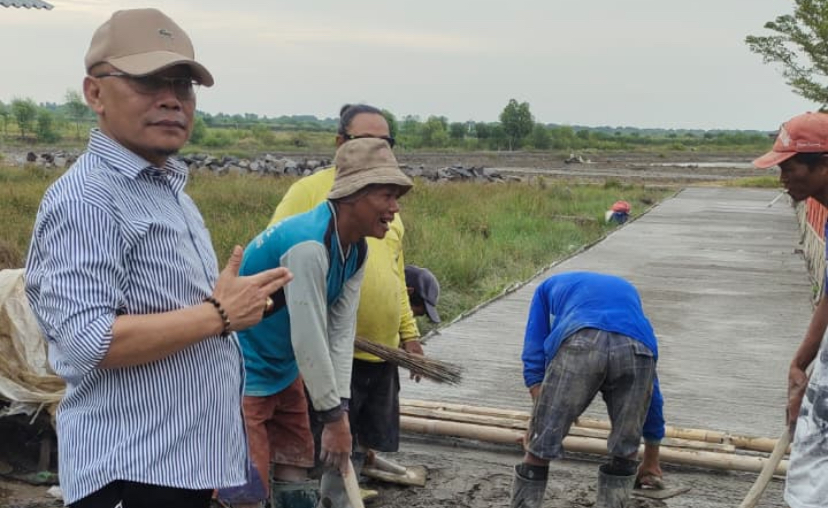 Cek Proyek Jalan Usaha Tani di Krakahan Brebes, Ketua Komisi II DPRD Pastikan Pembangunan Lancar
