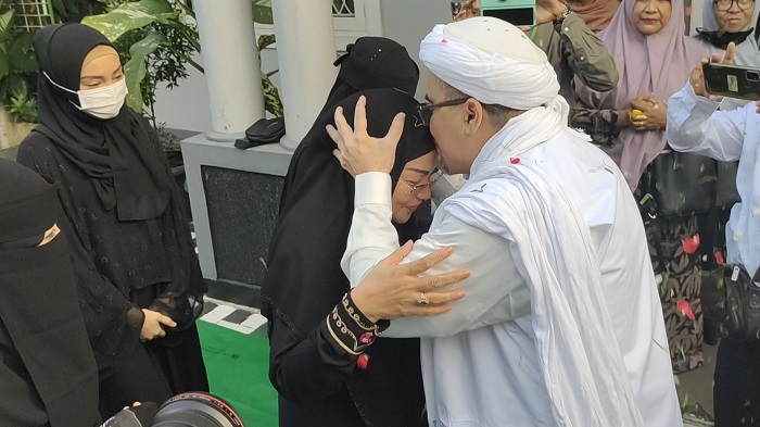 Habib Rizieq Bebas Bersyarat Dijamin Istrinya, Denny Siregar: Fungsinya Bisa Jadi Jaminan  