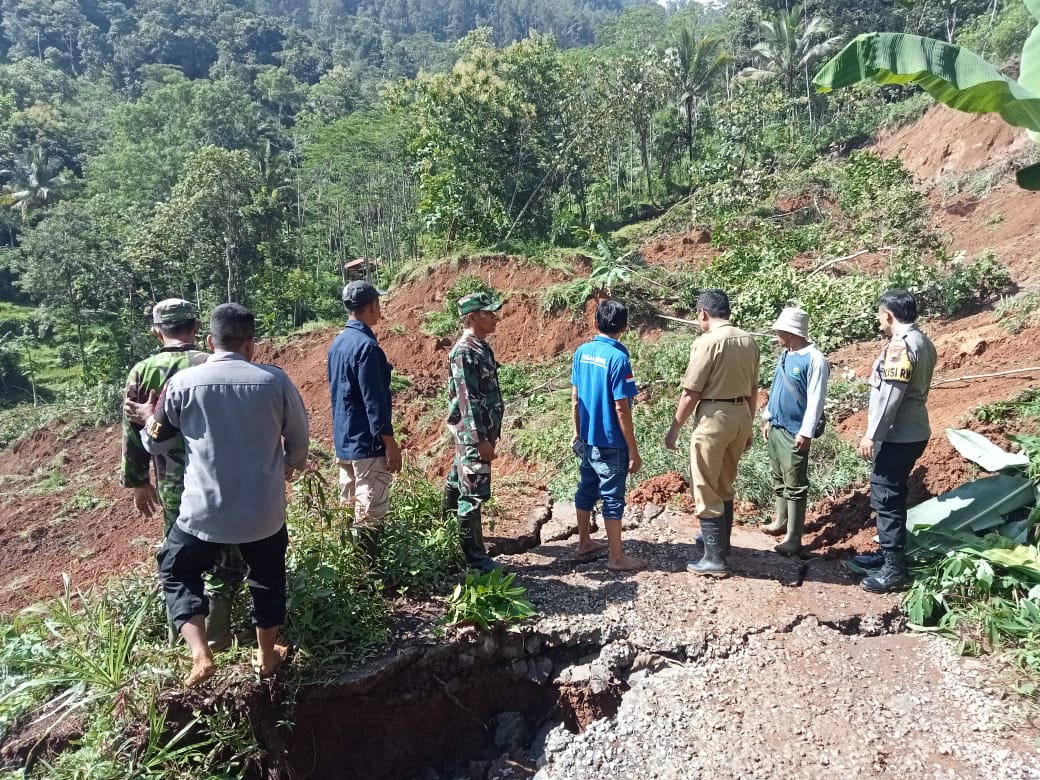 Akses Jalan Terputus, Warga Kedumanis Brebes dan Gandoang Terisolir