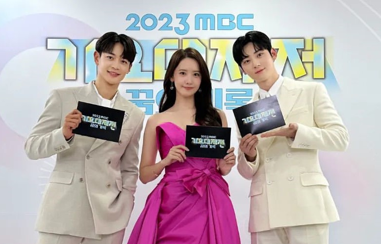 Paras Rupawan Trio MC MBC Gayo Daejejeon 2023! Yoona, Hwang Min Hyun dan Minho Pancarkan Visualnya yang Ikonik