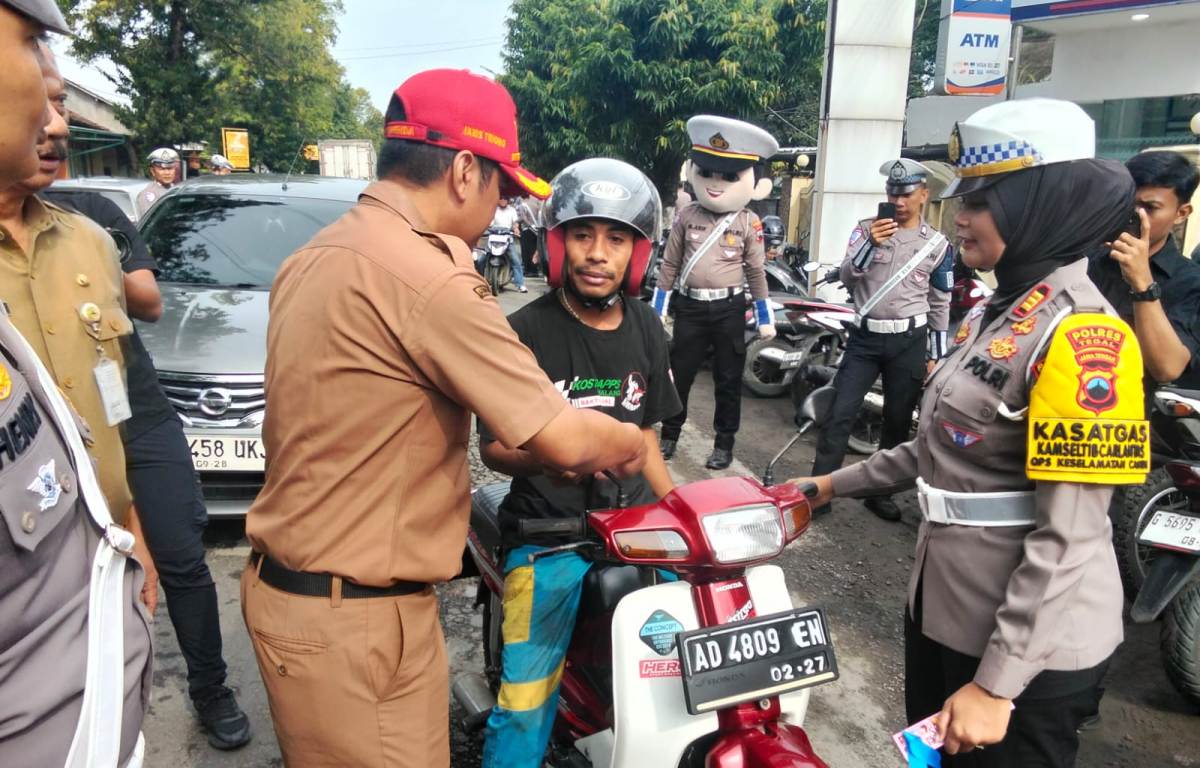 Operasi Keselamatan Candi 2026: Polres Tegal Bagi Coklat hingga Helm Gratis 