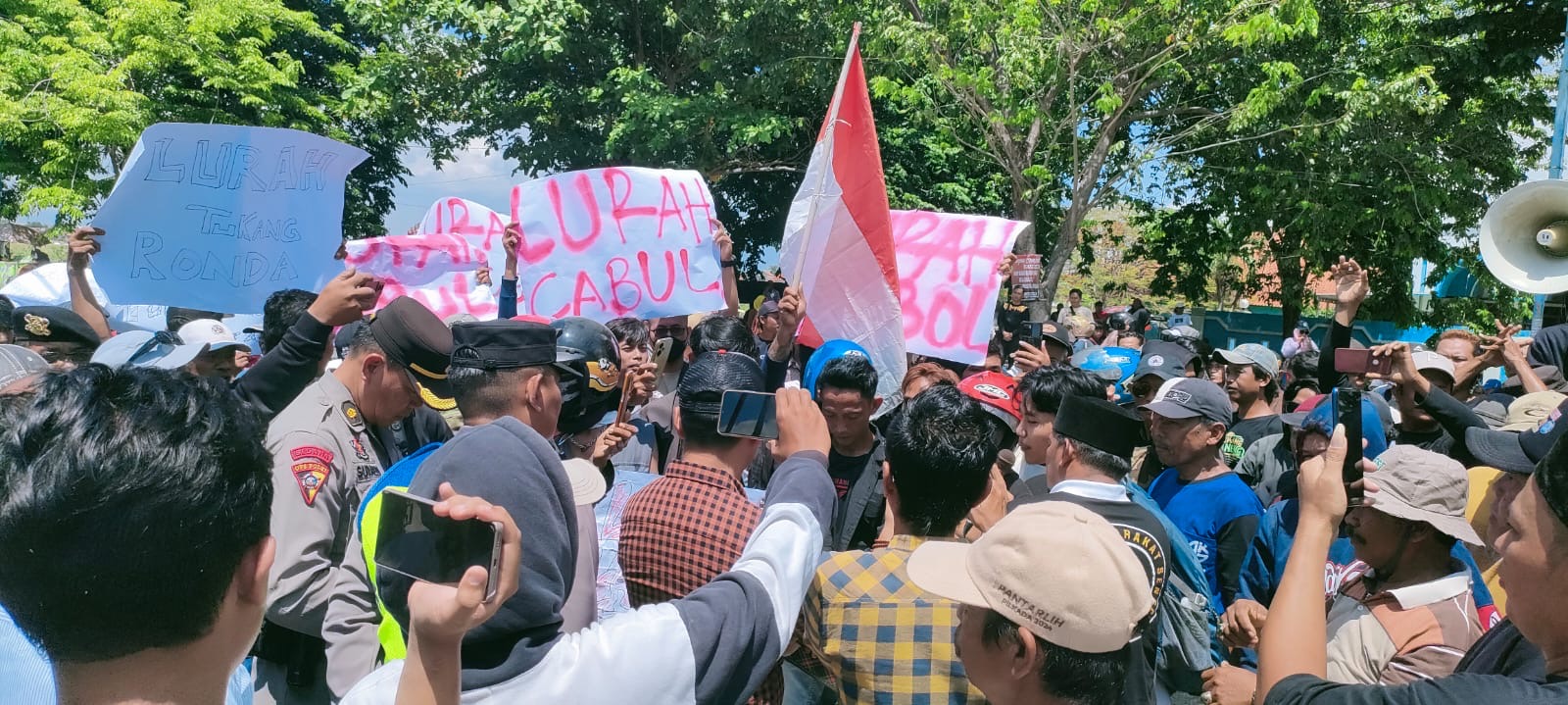 Aksi Tuntut Kades Sengon Brebes Mundur Kembali Digelar, Warga Geruduk KPT
