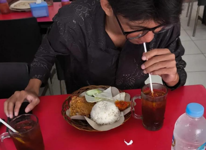 Ayam Geprek Terenak di Tegal, Sambalnya Bikin Ketagihan!