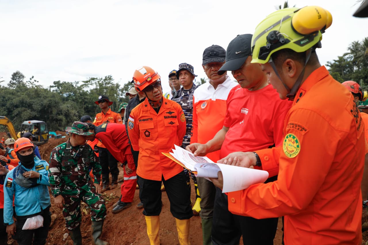 Gubernur Jateng Tinjau Lokasi Longsor di Cilacap, 12 Orang Masih Tertimbun 